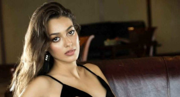 Dilan Çiçek Deniz siyah beyaz fotoğraflarıyla güzellik kavramına yeni bir soluk getirdi! Güzeller güzeli oyuncu sahil pozlarıyla büyüledi