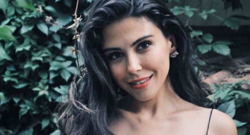 Dilara Aksüyek sütyen ile Cihangir sokaklarında boy gösterdi! Dilara Aksüyek Hakan Sabancı ikilisinden aşk açıklamaları geldi! Dilara Aksüyek'in yeni aşkı