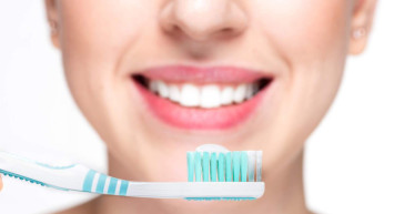 Diş fırçalamak orucu bozar mı? Oruçluyken diş fırçalanır mı? Diyanet diş fırçalama oruç fetvası