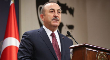 Dışişleri Bakanı Mevlüt Çavuşoğlu'ndan moderatörü iki defa "Türkiye" demesi yönünde uyardı!