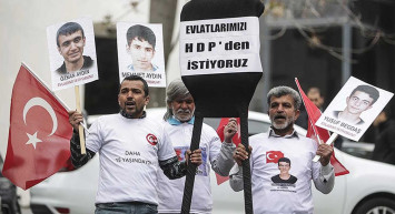 Diyarbakır'da evlat nöbeti tutan babalar HDP binası önüne siyah çelenk bıraktı: Evlatlarımızı geri istiyoruz!