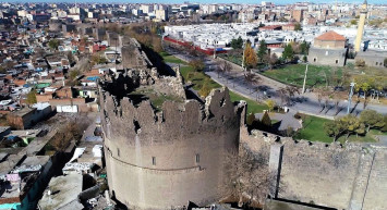 Diyarbakır'da metruk binada 2 günlük bebek bulundu!