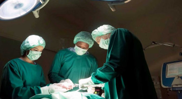 Doktoru tarafından mide küçültme ameliyatı olması için ikna edildi, ameliyattan sonra kan kusarak vefat etti!