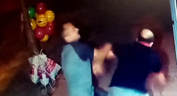 Dost sohbetinin sonu hastanede bitti! Yumrukladığı arkadaşını hastanelik etti