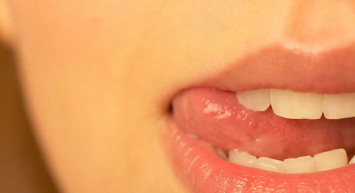 Dudak yalamak orucu bozar mı? Dudak yemek orucu bozar mı? Dudak yiyince oruç bozulur mu
