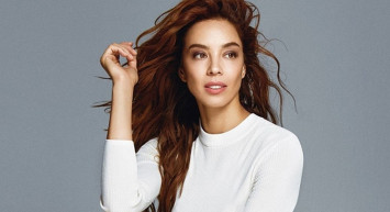 Dünya Güzeli Azra Akın Estetik Yaptıranları Topa Tuttu!