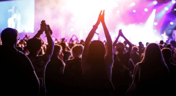 Dünyaca ünlü şarkıcının konserinde silahlı saldırı: Ölü ve yaralılar var