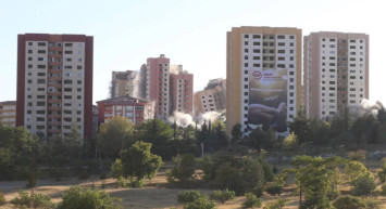 Dünyada ilk kez gerçekleşti: 9 katlı bina tek seferde yıkıldı