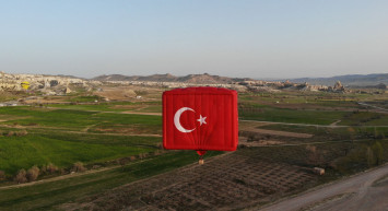 Dünyanın en büyük bayrak figürlü balonu Kapadokya'da göklerde!