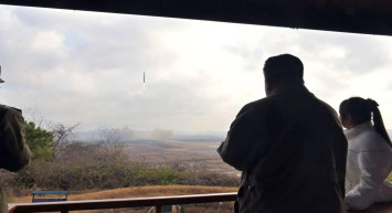 Dünyayı şaşkına çeviren görüntü: Kim Yong-Un kızıyla füzenin önünde poz verdi