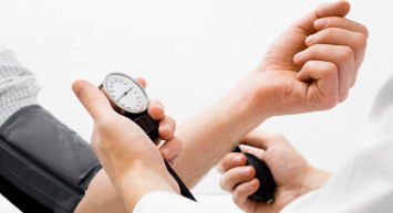 Düşük tansiyon neden olur, belirtileri nelerdir, baş ağrısı yapar mı, ne iyi gelir? Düşük tansiyona iyi gelen 6 besin
