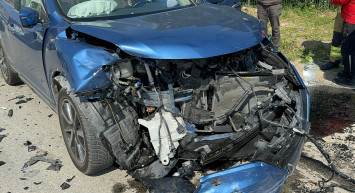 Düzce'de panik yaratan kaza: Araçların kafa kafaya çarpışması sonucu 2 kişi sıkıştı