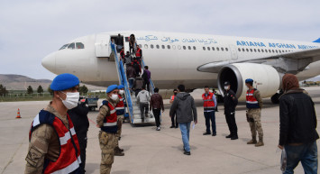 Düzensiz gelen göçmenler tek tek sınır dışı ediliyor