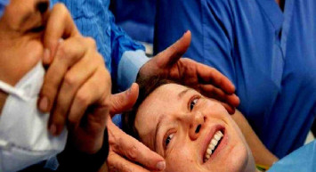 Ece Çeşmioğlu ile Taner Ölmez'in kızları Zeynep dünyaya geldi! Ünlü oyuncu Taner Ölmez'in 23 Nisanda kızıyla paylaşımları herkesi duygulandırdı