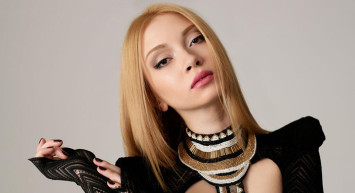 Ece Seçkin'in Olay Yaratan Klibinde Gözyaşlarına Boğulduğu Ortaya Çıktı!