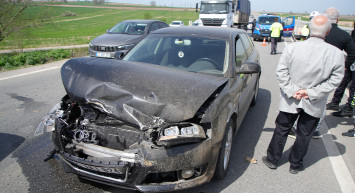 Edirne'de iki otomobil kafa kafaya çarpıştı!