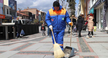 Edirne'de temizlik görevlisinin süpürgesiyle oynayan yavru köpek izleyenleri gülümsetti