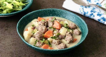 Ekşili köfte nasıl yapılır, ekşili köftenin yanına ne iyi gider?