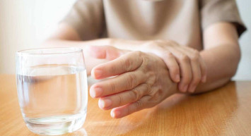 El, baş ve vücut titremesi neden olur, nasıl geçer? Titremeye iyi gelen evde doğal ve bitkisel çözüm önerileri