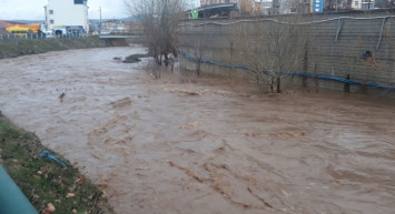 Elazığ'da şiddetli yağışlar dereleri taşırdı! Yetkililer anonsla vatandaşlara sel uyarısı yaptı