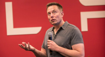 Elon Musk’ın serveti eriyor: Dünyanın en zengini unvanını kaybetti