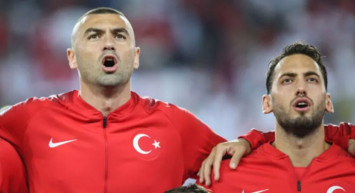 Emekli yıldız Nihat Kahveci, Hakan Çalhanoğlu'nun Burak Yılmaz ile ilgili sözlerine tepki gösterdi!