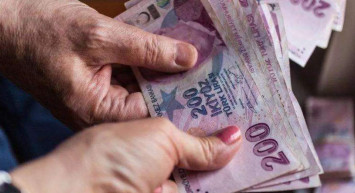 Emekliler için ek ödeme başladı! Maaşlarını taşıyan emeklilerin banka hesabına 3.750 TL yatıyor