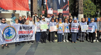 Emeklilerden ''Bıçak Kemiğe Dayandı'' eylemi