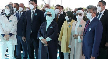 Emine Erdoğan, Bakan Kurum ile Van'daki Arıtma Tesisini Dolaştı