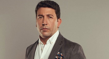 Emre Kınay'la röportaj yapmak isteyen muhabir Mustafa Ağdağ'a hakaret eden ünlü oyuncunun yargılanmasına başlandı