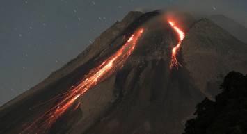 Endonezya yüksek alarmda: Ülkedeki Laki-Laki yanardağı patladı