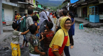 Endonezya'da 6,2 büyüklüğünde korkutan deprem