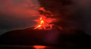 Endonezya'da Ruang Yanardağı felaketi: Binlerce kişi tahliye edildi, havalimanları sessizliğe büründü!