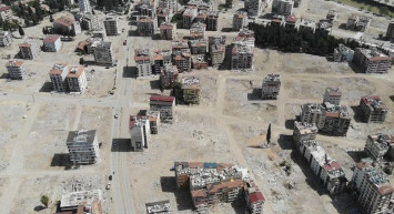 Enkaz kaldırılma çalışmaları sonrasında Hatay’da yeni meydanlar oluştu