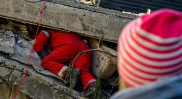 Enkazda hayatını kaybeden kardeşlerin sözleri duygulandırdı: Biz birbirimizi seven iki kardeşiz