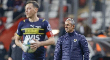 Erman Toroğlu, Fenerbahçe'de kadro dışı kalan Mesut Özil'in alınan karar nedeniyle Teknik Direktör İsmail Kartal'a küfür ettiğini açıkladı!
