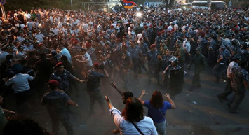 Ermenistan'da ortalık savaş alanına döndü! Paşinyan karşıtı gösterilerde gerilim artıyor