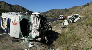 Erzurum’da ambulans ile otomobil kafa kafaya çarpıştı: Çok sayıda ölü ve yaralı var