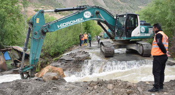 Erzurum'da heyelan: HES barajı borusundaki sızmadan kaynaklı heyelan meydana geldi!