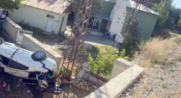 Erzurum’da otomobil 5 metreden yere çakıldı: Çok sayıda ölü ve yaralı var