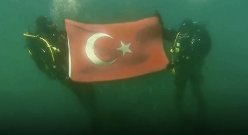 Erzurum’da SAK Timi Donmuş Gölde Türk Bayrağı Açtı