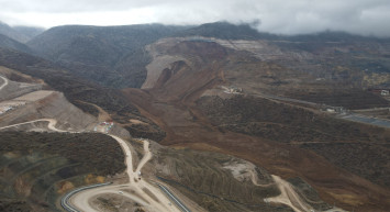 Erzincan'da toprak altında kalan işçilerin aileleri sevindirici haberi bekliyor!