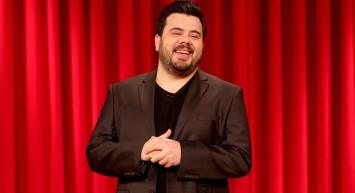 Eşi Berfu Yenenler'le Dergide Kapak Olan Eser Yenenler Kendisini Eleştiren Spiker Bilgehan Demir'i Topa Tuttu