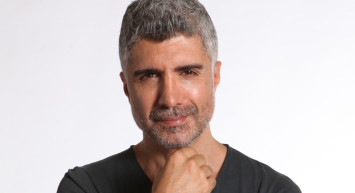 Eşi Feyza Aktan’a şiddet uyguladığı iddiasıyla yargılandığı davadan beraat eden Özcan Deniz konserinde sessizliğini bozdu