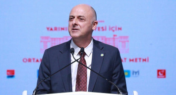 Eski İYİ Partili Ümit Özlale CHP'ye katılıyot