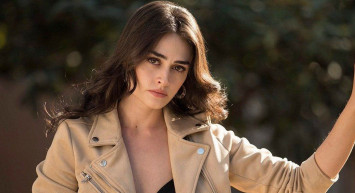 Esra Bilgiç, iç çamaşırı reklamı fotoğrafları