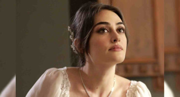 Esra Bilgiç sahil pozları ile mest etti