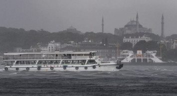 Etkisini artıran lodos nedeniyle vapur seferleri iptal edildi