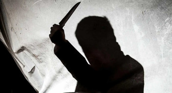 Evine gitmek isterken bir otobüs durağının yakınlarında tam 59 yerinden bıçaklanarak öldürülmüştü! Katili 40 yıl sonra bulundu!