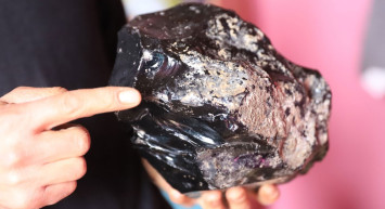 Ardahan'da Evinin İnşaatını Kazarken Siyah Sentetik Elmas Buldu